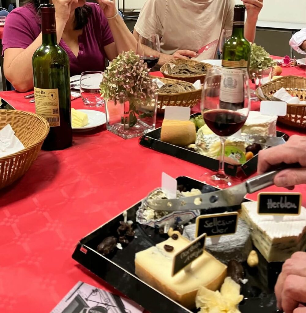 Soirée vins fromages: plateaux de fromages et vin