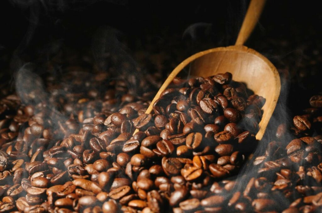 Visite de Mokabon : des grains de café chauffés qu'on remue avec une pelle de bois